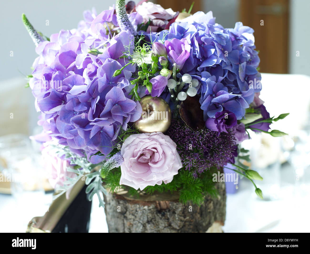 Una disposizione di fiori per un matrimonio. Foto Stock