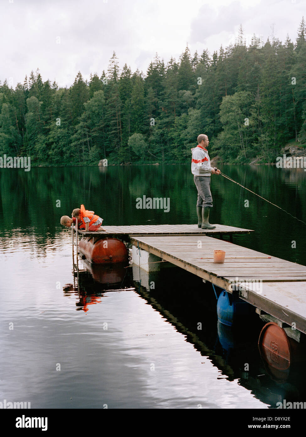 Un uomo e due bambini su un molo, Göteborg, Svezia. Foto Stock