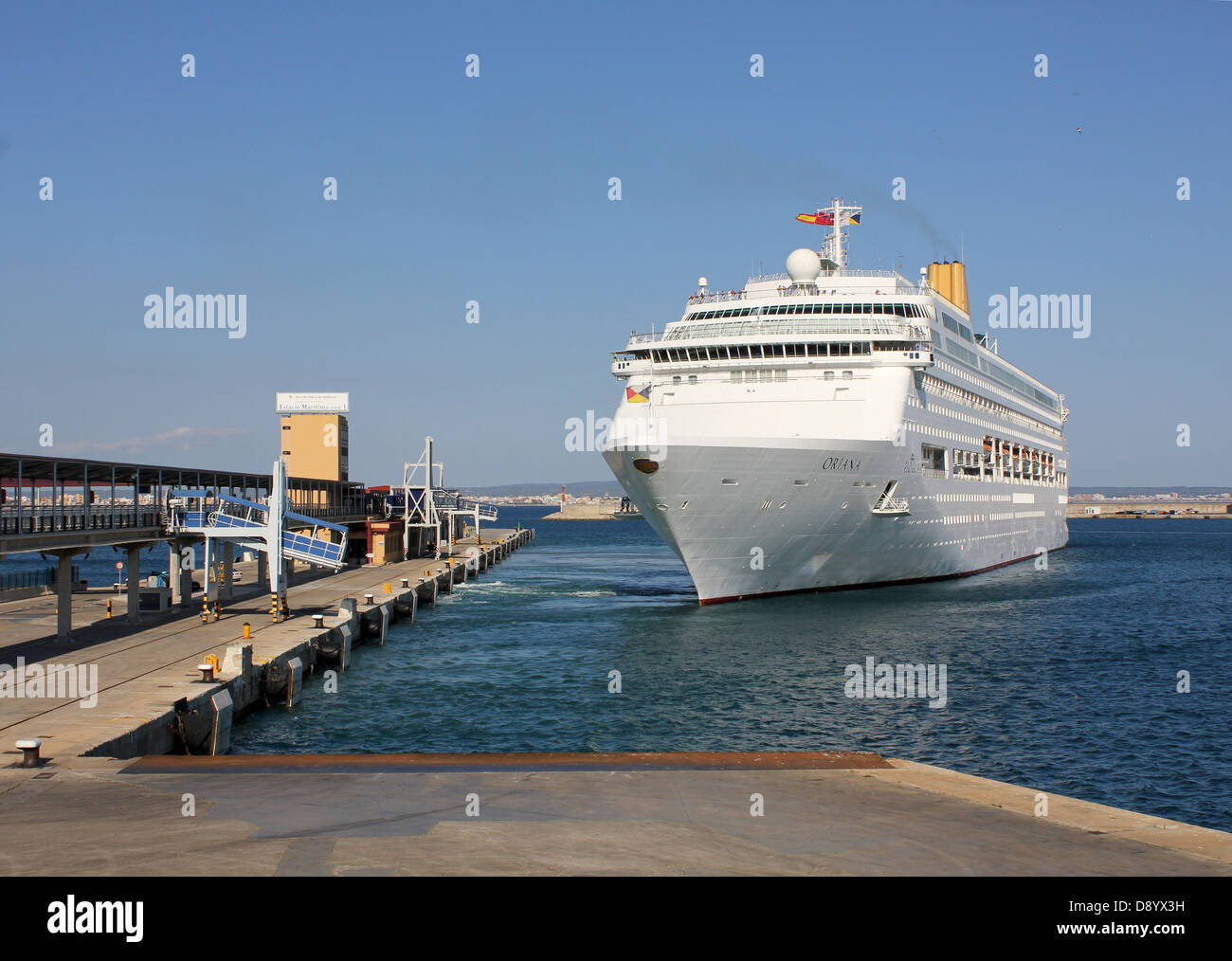 P&O / p e O Cruise Line nave da crociera "Oriana" ( 260 metri) - a tardo pomeriggio scivolando via dal suo posto barca - Palma. Foto Stock