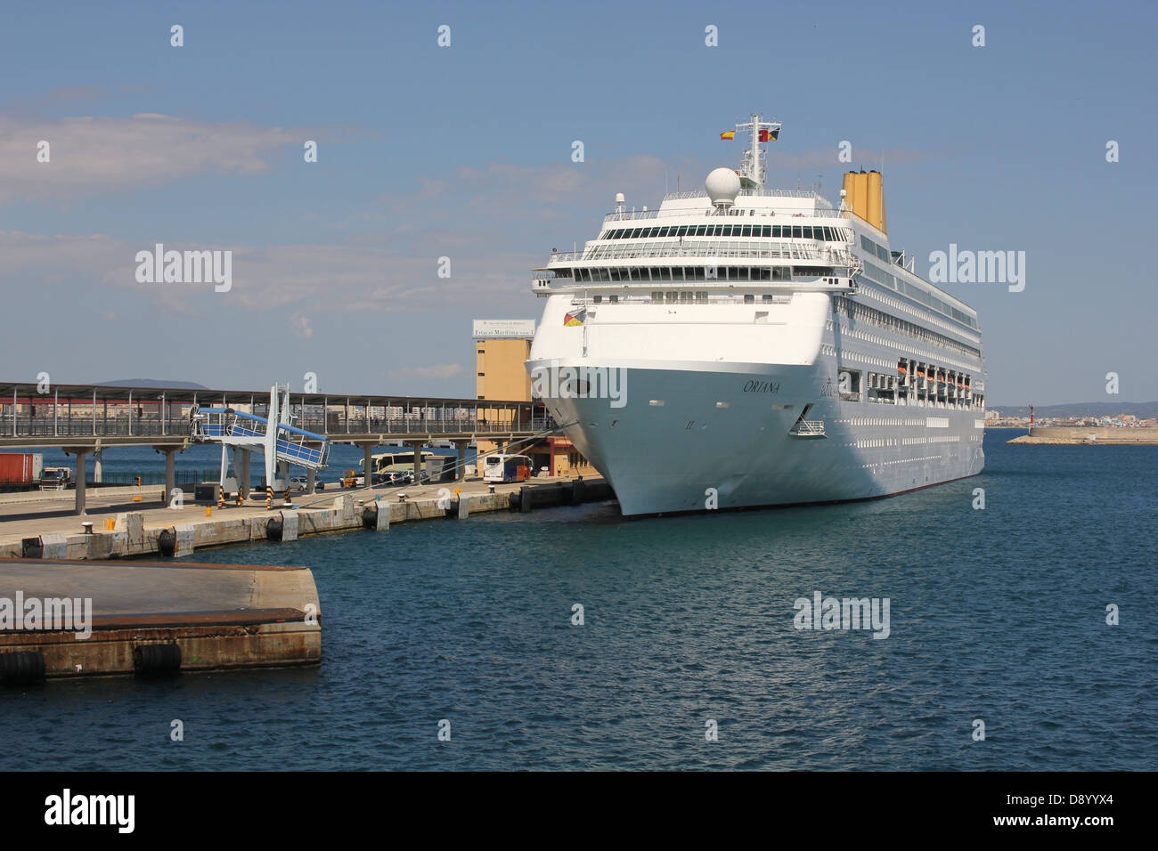 P&O / p e O Cruise Line nave da crociera "Oriana" ( 260 metri) - sulla banchina di ormeggio con escursione in pulmann e presenze - Palma. Foto Stock