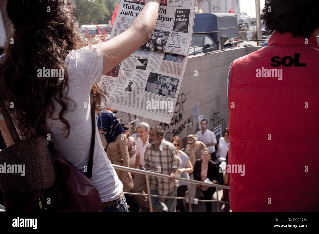 Istanbul, Turchia. Il 7 giugno 2013. Vendita di giornali appena fuori la stazione di Taksim. Dopo una notte di festa e di gioia nel campo che i manifestanti hanno installato sulla piazza Taksim la giornata è iniziata in modo pacifico come la città ha risvegliato. Credito: Jordi Boixareu/Alamy Live News Foto Stock