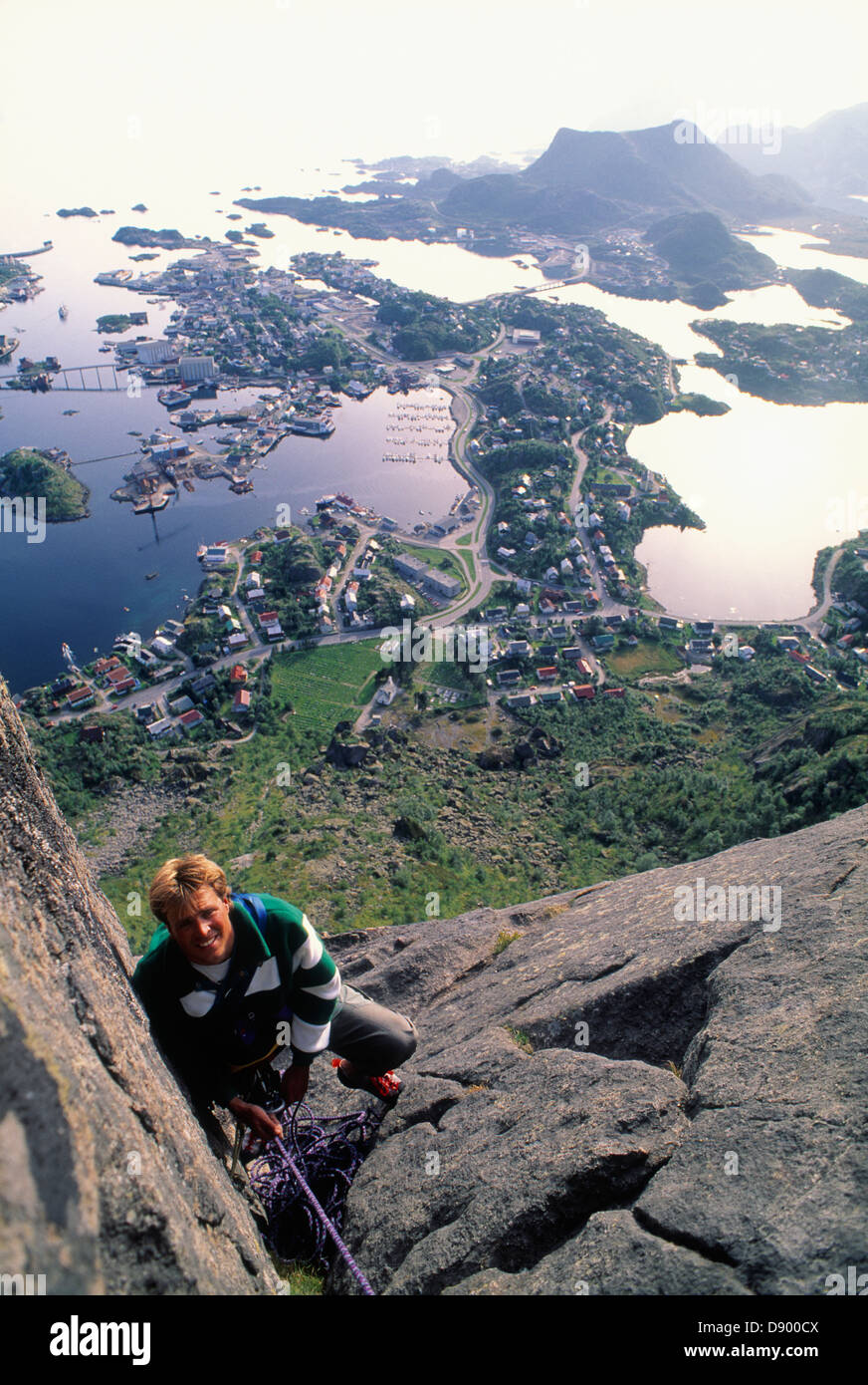 Un uomo di scalare una montagna, Norvegia. Foto Stock
