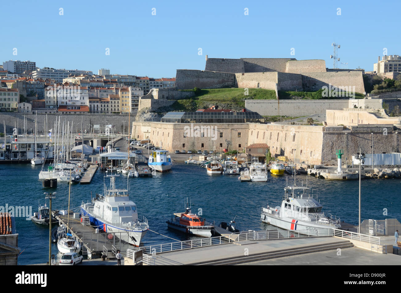 Barche della Guardia Costiera e Fort Saint Nicolas o Fort Saint-Nicolas all'ingresso del Porto Vecchio o Vieux Port Marseille Provence Francia Foto Stock