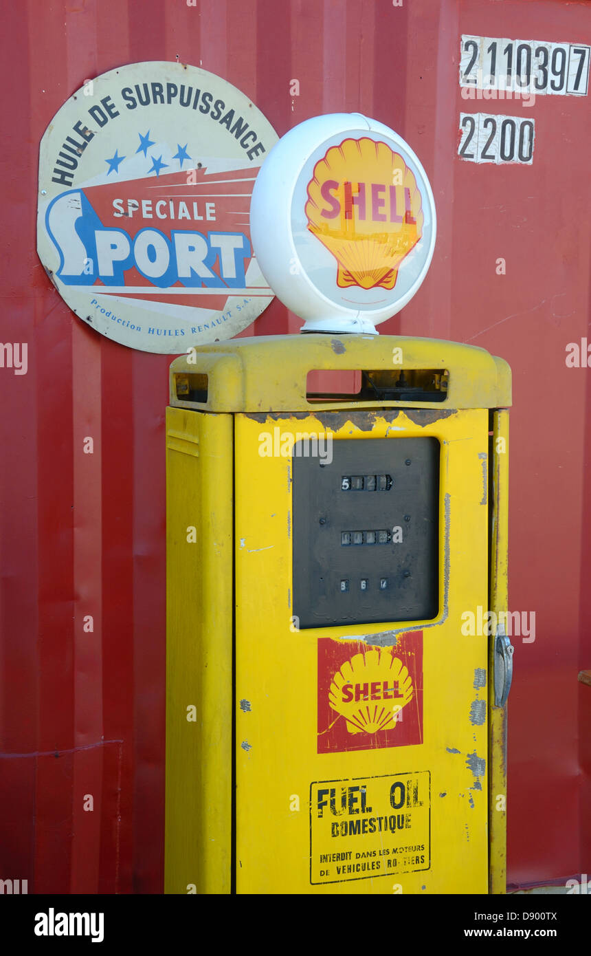 Guscio Vintage pompa benzina o Gas pompa Francia Foto Stock