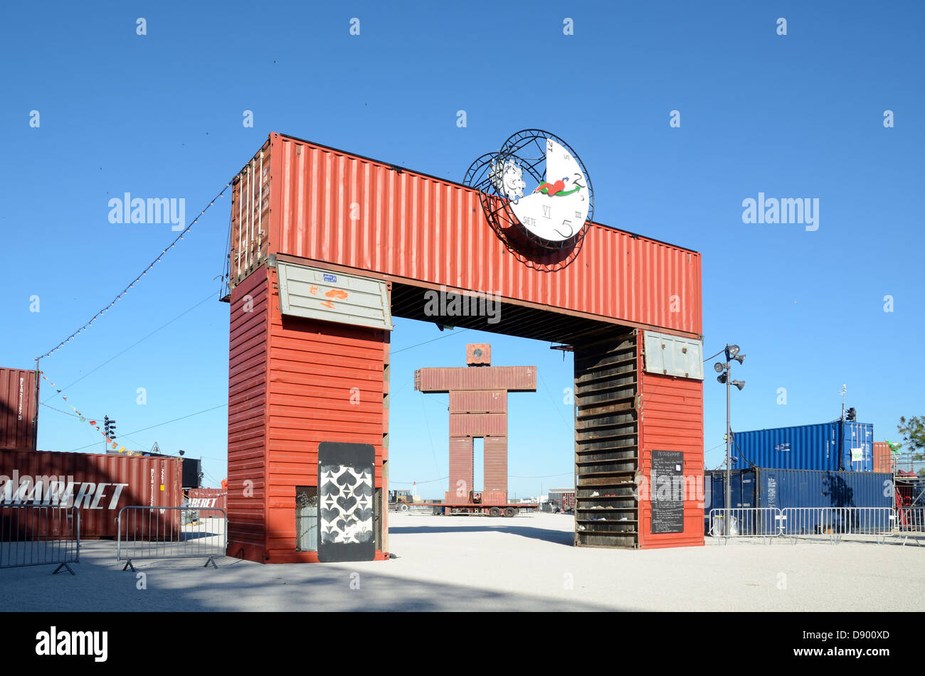 Shipping Containers Sculpture & Art Installation Creazione Di Ingresso O Gateway & Robot-Like Man O Human Figure Marseille Francia Foto Stock