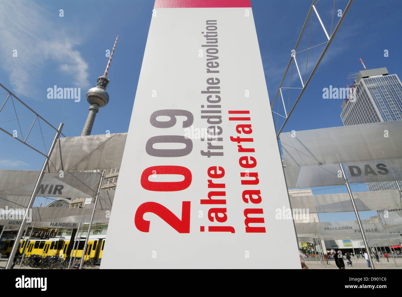 Mostra su Alexanderplatz commemorando venti anni dalla caduta del muro di Berlino Berlino Germania. Foto Stock