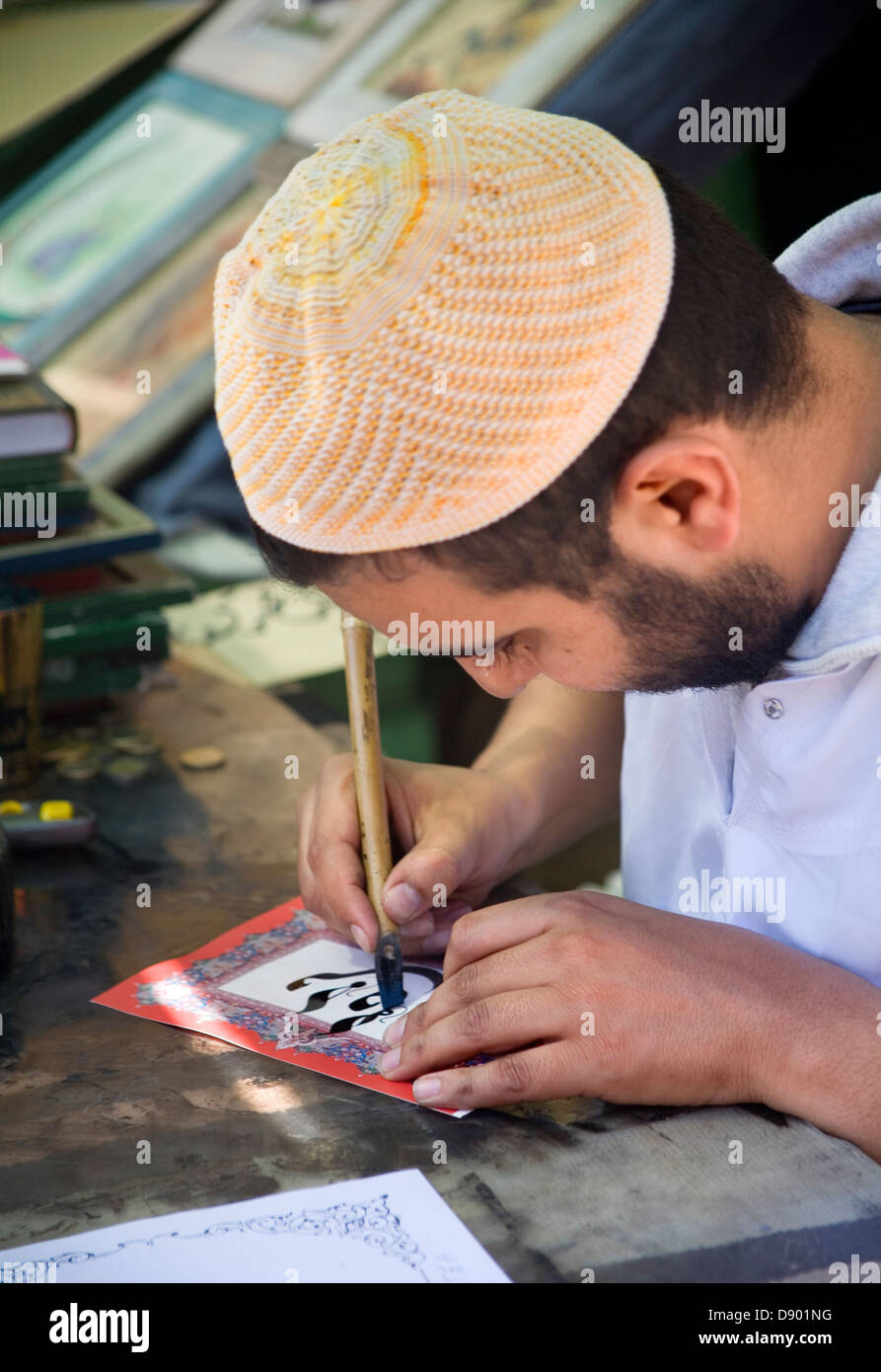 Uomo a scrivere in arabo Foto Stock