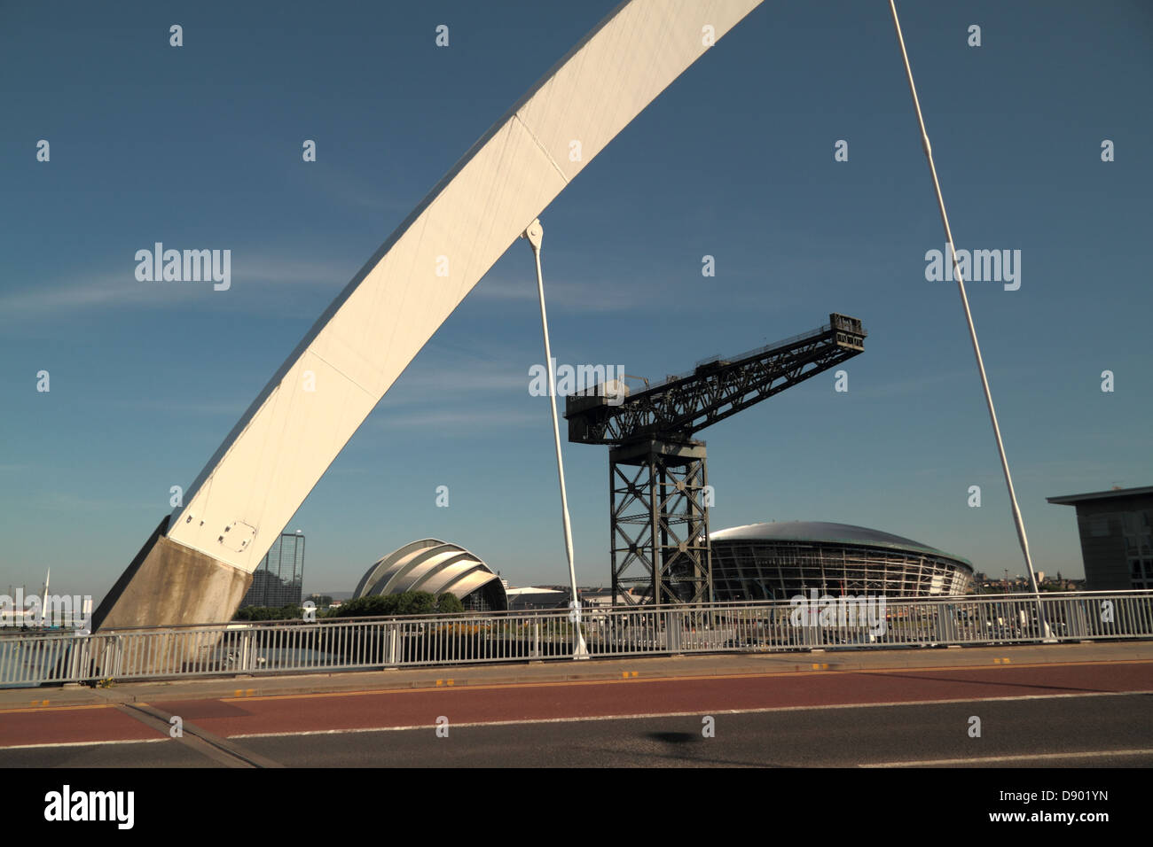 Clyde Arc, Squinty Bridge, con una vista del Finnieston gru, Clyde Auditorium e Hydro. Foto Stock