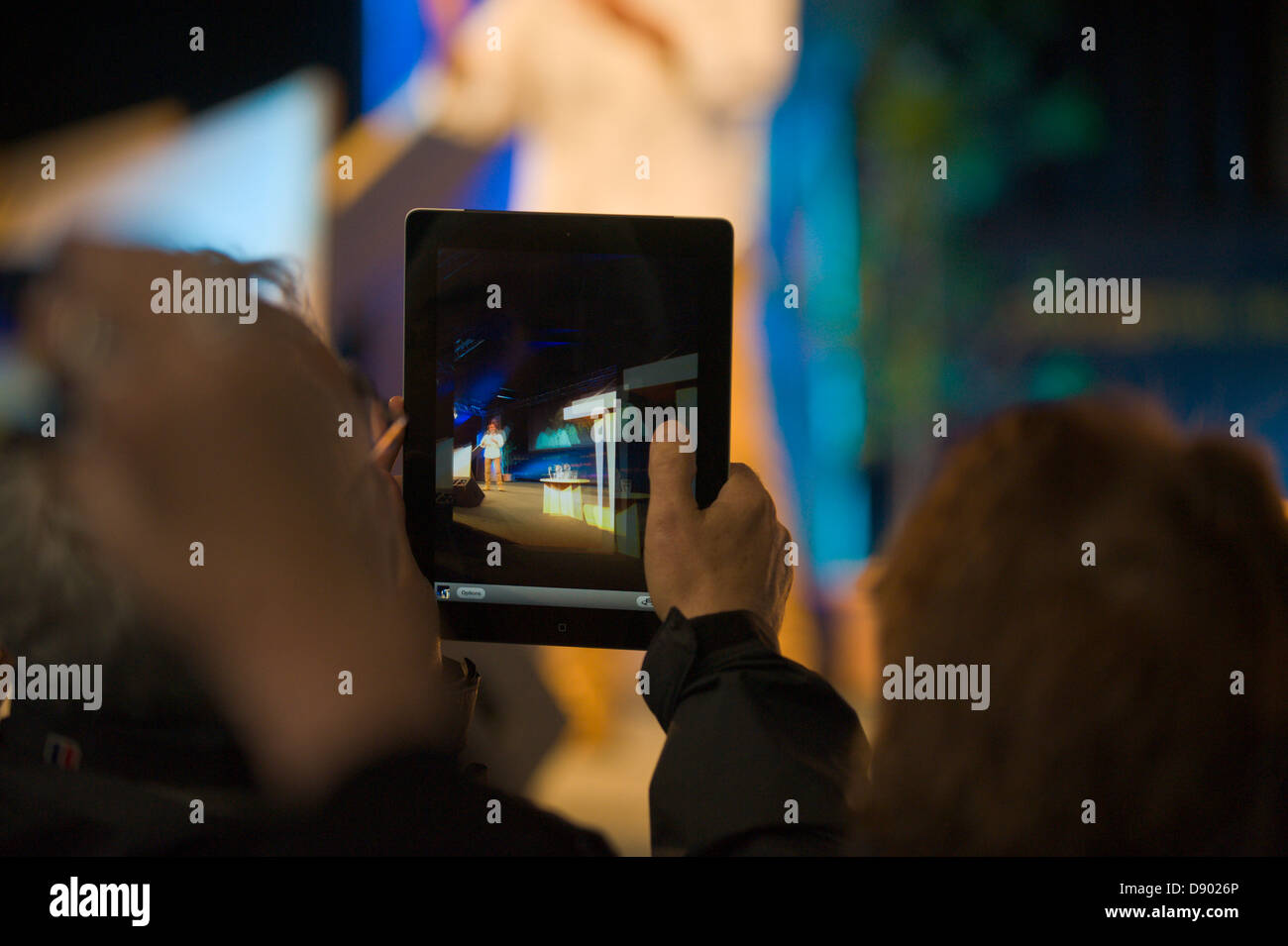 Visitatore registrazione evento utilizzando l'ipad a Hay Festival 2013 Hay on Wye Powys Wales UK Foto Stock