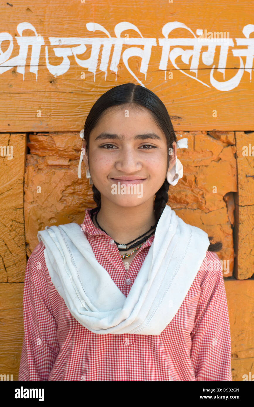 Uno studente di scuola superiore comporta per la fotocamera nella città himalayana di Bharmour, Himachal Pradesh, India Foto Stock