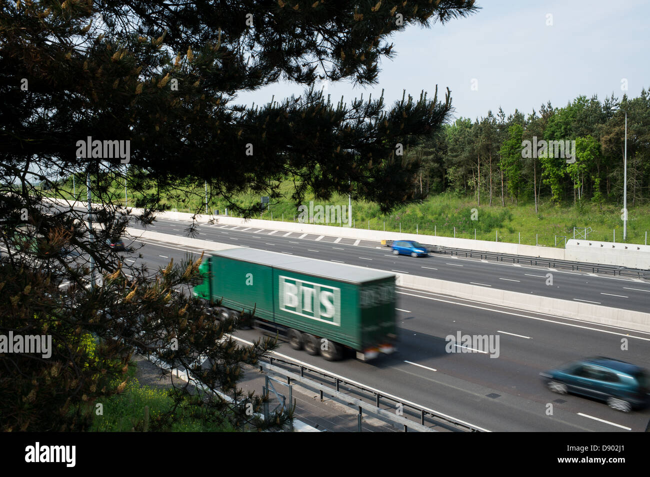 Veicoli per il trasporto merci e le automobili viaggiano lungo l'autostrada M25, attraverso Essex, UK. Foto Stock