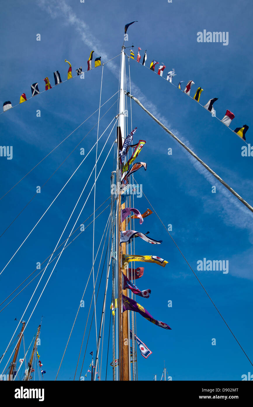 Montante di barche addobbate con bunting Old Gaffers weekend Yarmouth Isola di Wight Foto Stock