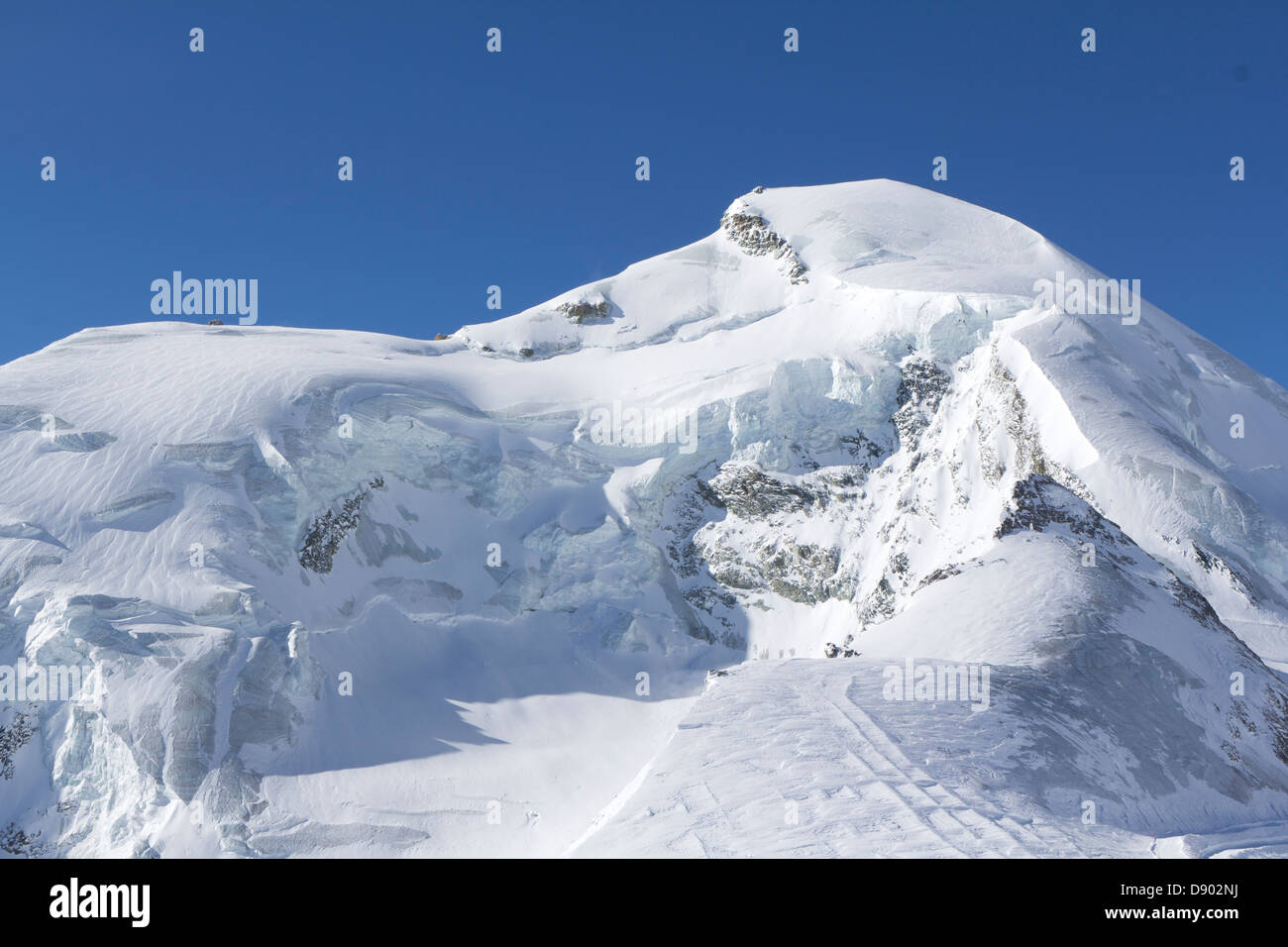 A Saas fee, Vallese, Svizzera. Il picco del Allalin mountain e visibile di un ghiacciaio. Foto Stock