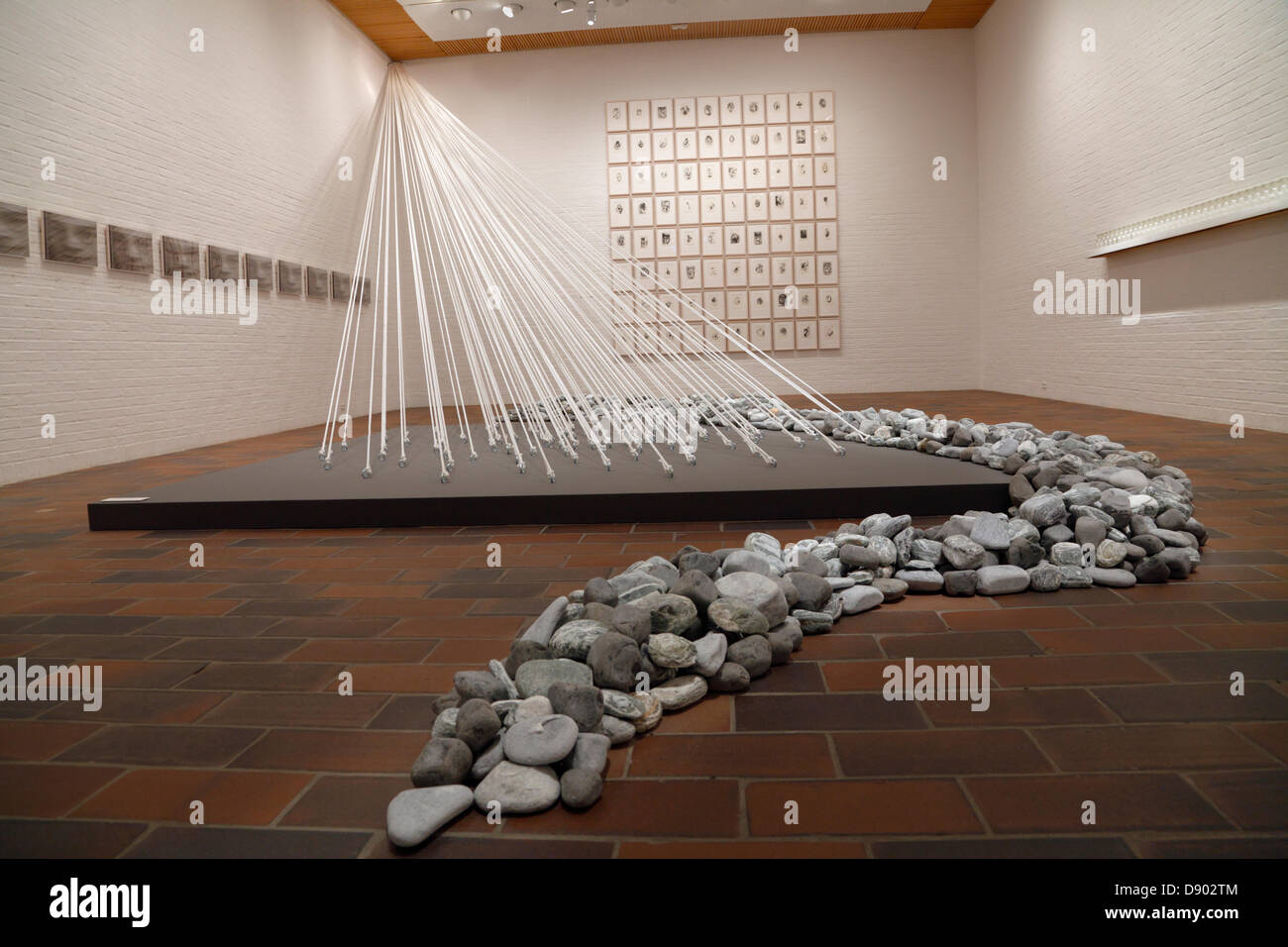 Humlebaek, Danimarca. Il 6 giugno, 2013. 'Mattina travi' - una grande installazione da Yoko Ono ora esposte presso la Louisiana e il Museo di Arte Moderna e la Danimarca a Yoko Ono della mezza-A-vento mostrano una retrospettiva, mostrando fino a settembre 29th. La mostra, introdotto per la stampa di oggi, è la misura più grande in Europa dal 80-anno-vecchio artista. Credito: Niels Quist/Alamy Live News Foto Stock