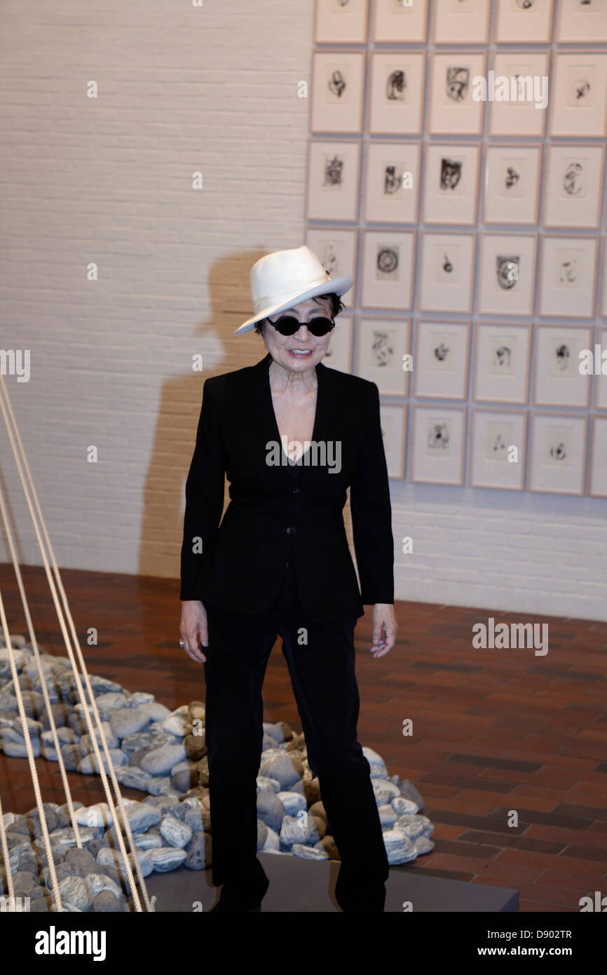 Humlebaek, Danimarca. Il 6 giugno, 2013. Yoko Ono intrattiene i premi presso la sua installazione "Mattino" travi in Louisiana, il Museo di Arte Moderna tra Copenaghen e di Elsinore. La mostra la metà-A-vento mostrano una retrospettiva, mostra da domani e fino a settembre 29th. È la misura più grande fiera in Europa dal 80-anno-vecchio artista. Credito: Niels Quist/Alamy Live News Foto Stock