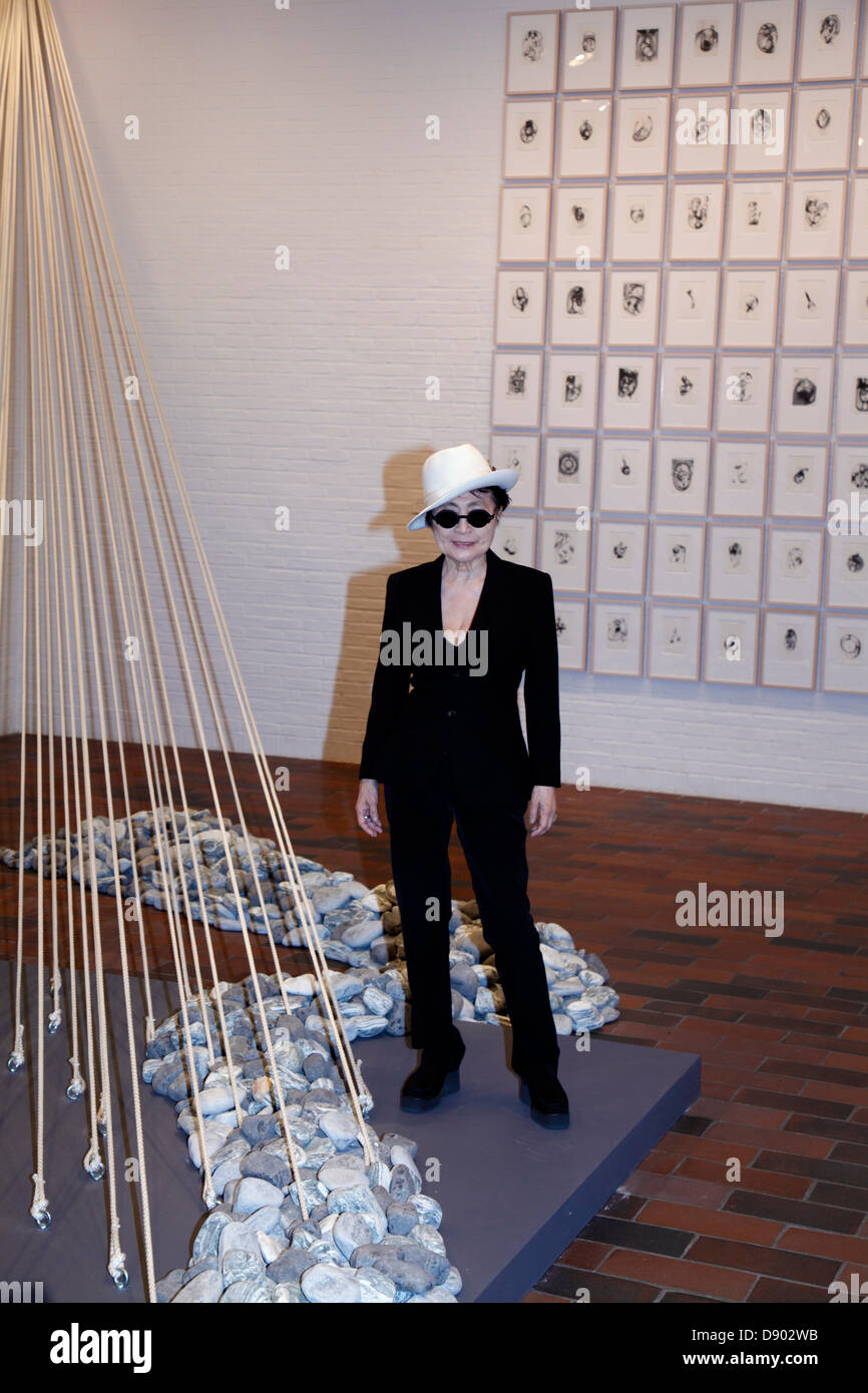 Humlebaek, Danimarca. Il 6 giugno, 2013. Yoko Ono intrattiene i premi presso la sua installazione "Mattino" travi in Louisiana, il Museo di Arte Moderna tra Copenaghen e di Elsinore. La sua mostra metà-A-vento mostrano una retrospettiva, mostra da domani e fino a settembre 29th. È la misura più grande fiera in Europa dal 80-anno-vecchio artista. Credito: Niels Quist/Alamy Live News Foto Stock