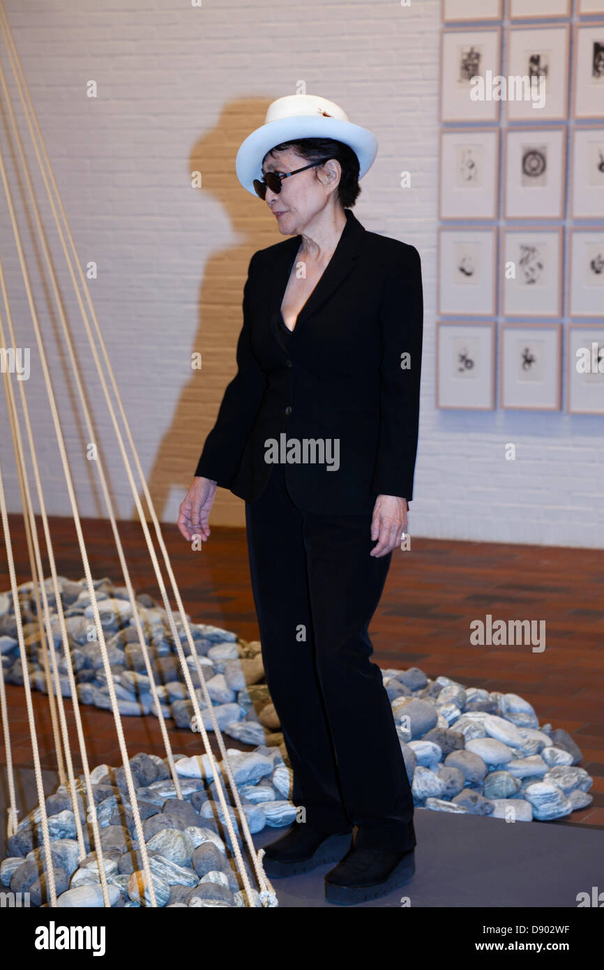 Humlebaek, Danimarca. Il 6 giugno, 2013. Yoko Ono intrattiene i premi presso la sua installazione "Mattino" travi in Louisiana, il Museo di Arte Moderna tra Copenaghen e di Elsinore. La sua mostra "semi-A-vento Show', una retrospettiva, mostra da domani e fino a settembre 29th. È la misura più grande fiera in Europa dal 80-anno-vecchio artista. Credito: Niels Quist/Alamy Live News Foto Stock