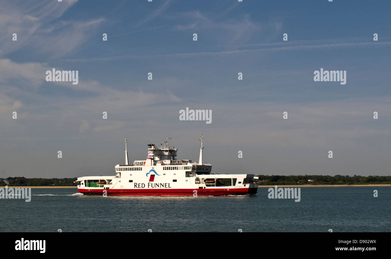 Imbuto Rosso auto e traghetto passeggero passando Calshot spit da Southampton a Cowes Isola di Wight Foto Stock