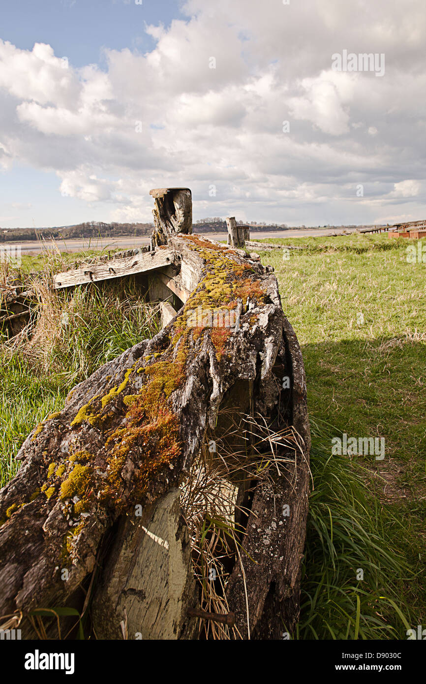 Vecchio relitto presso il cimitero le carcasse sulle rive del fiume Severn gloucestershire Foto Stock