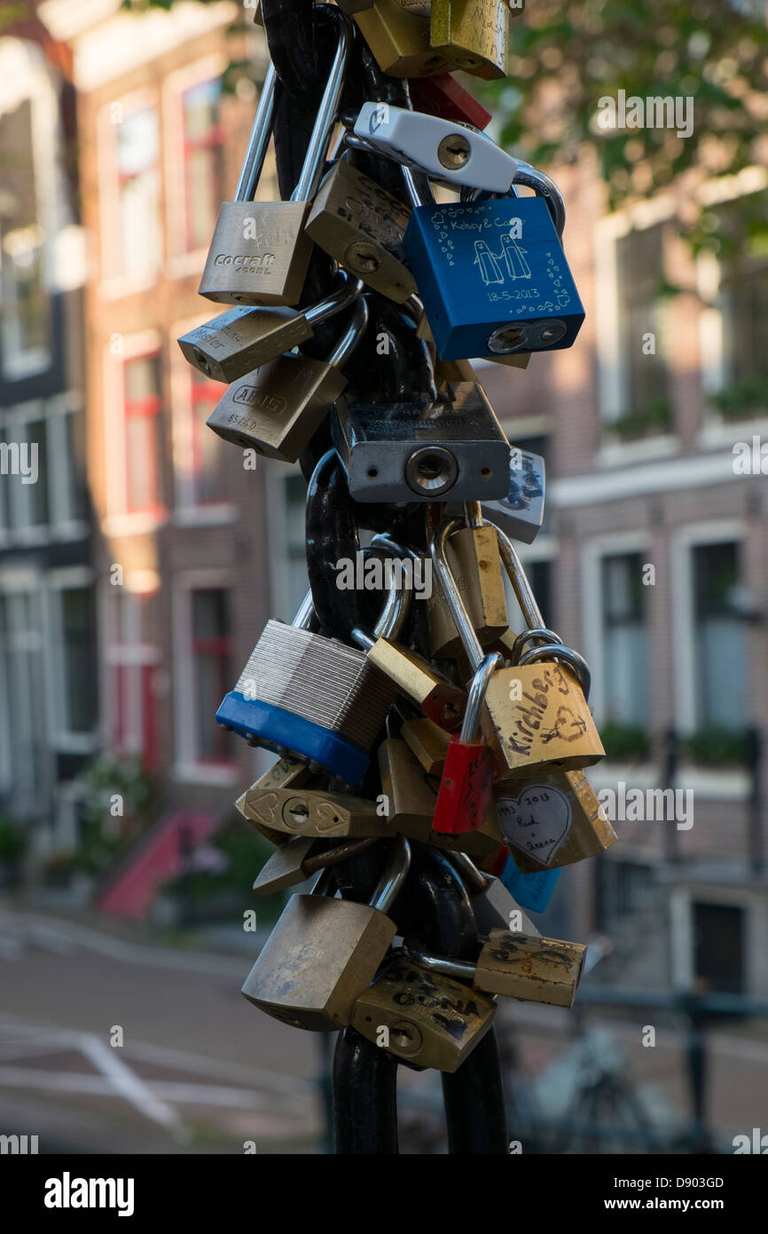 Paesi Bassi, Amsterdam, serrature di bicicletta attaccato al ponte delle catene Foto Stock