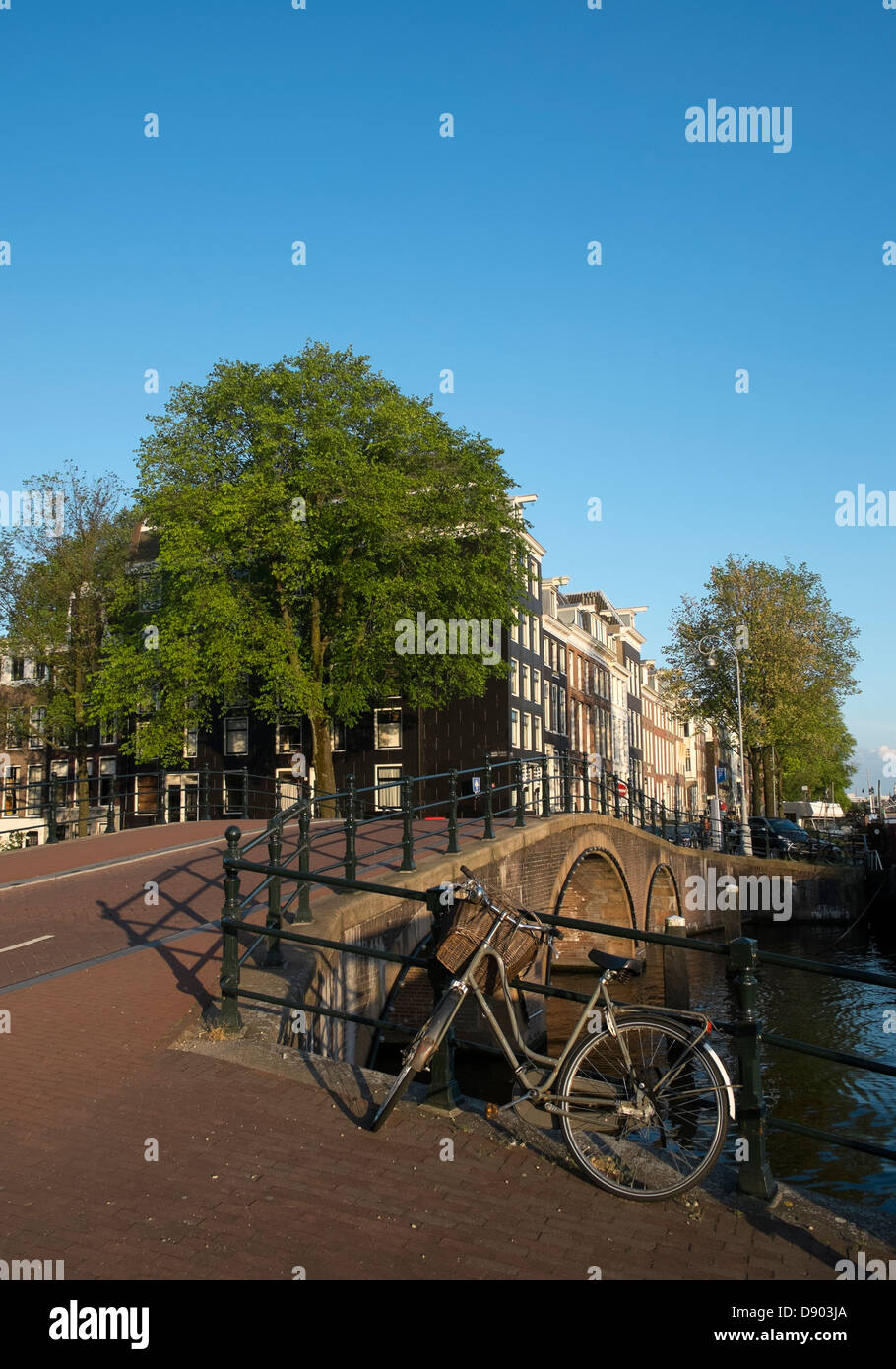 Paesi Bassi, Amsterdam, bicicletta e Ponte sul Reguliersgracht Foto Stock