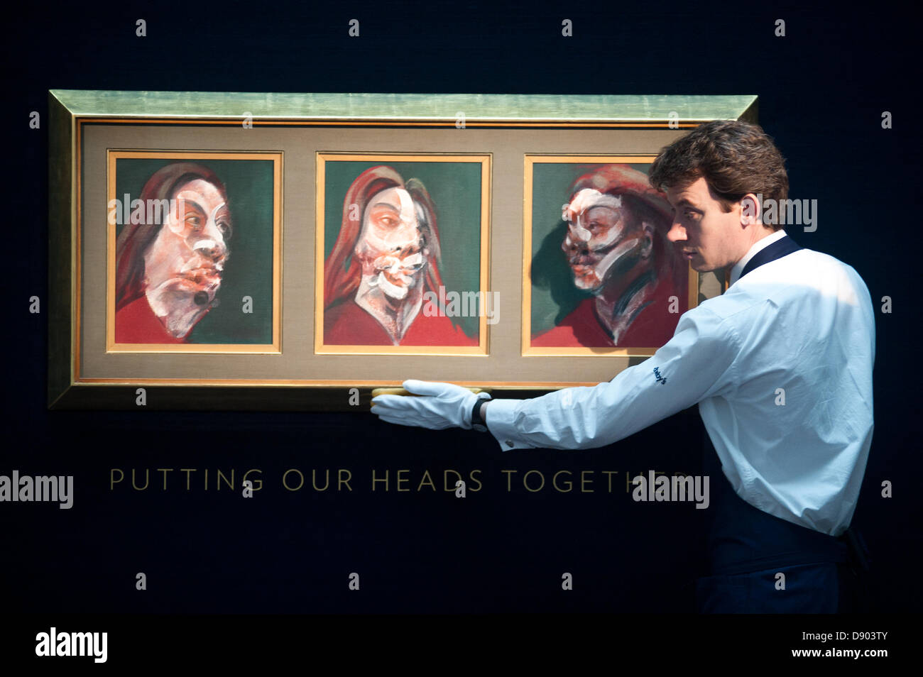 Londra, Regno Unito. Il 7 giugno 2013. Un Sotheby's dipendente di nome Chris guarda fino ad un lavoro di Francis Bacon intitolata "tre studi di Isabel Rawsthorne, 1966' (Est. £10-15 milioni) durante l'anteprima di questa estate auction stimato a 100 milioni di sterline. Credito: Piero Cruciatti/Alamy Live News Foto Stock