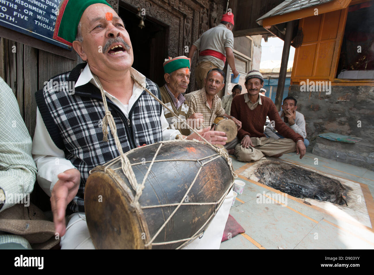 Un gruppo di Gaddi tribesmen riprodurre musica folk alla celebrazione nella Chamba distretto di Himachal Pradesh, India Foto Stock