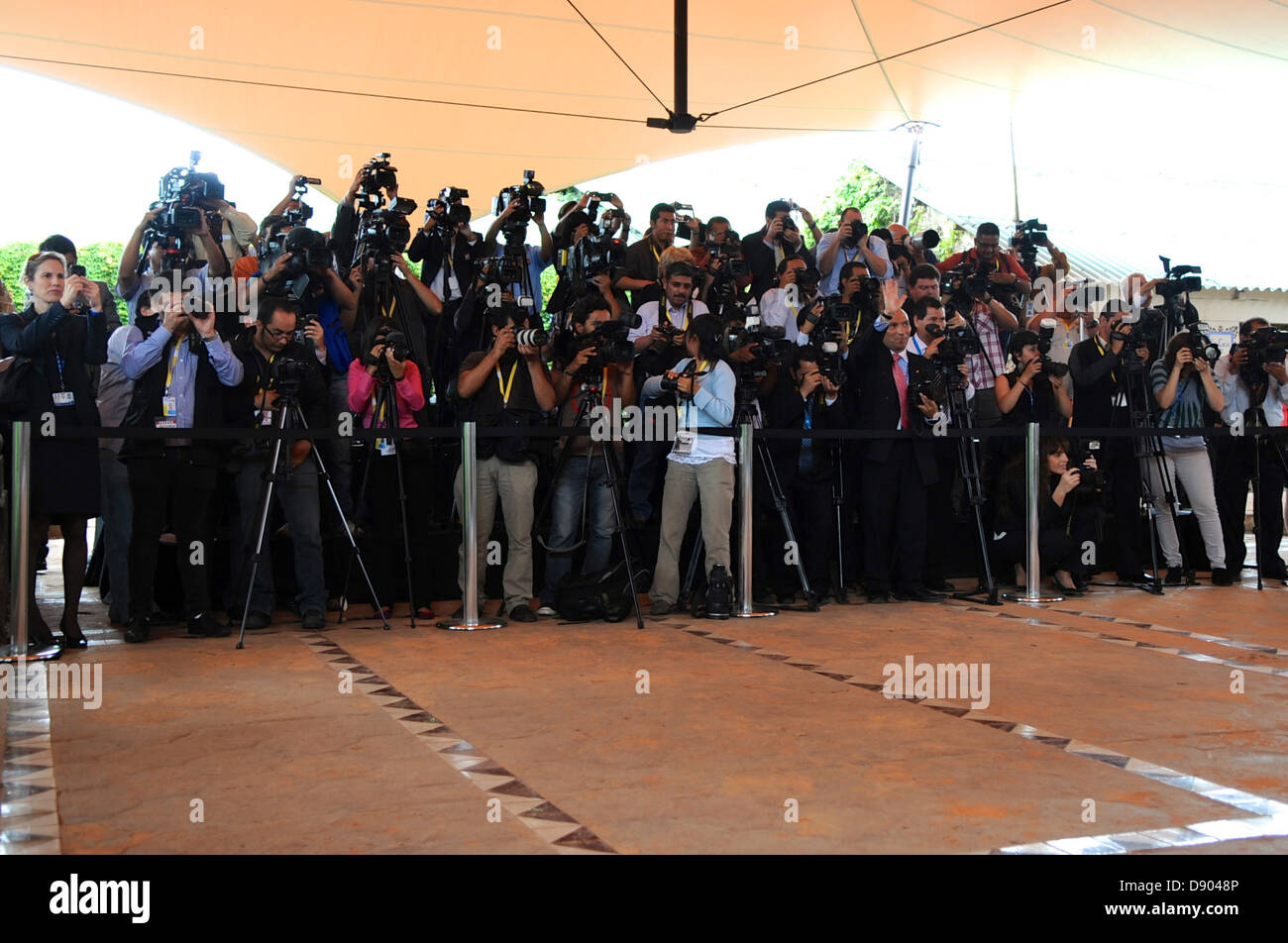 Fotografi scattano foto di Segretario Kerry e compagno di OAS ministri degli Affari Esteri Foto Stock