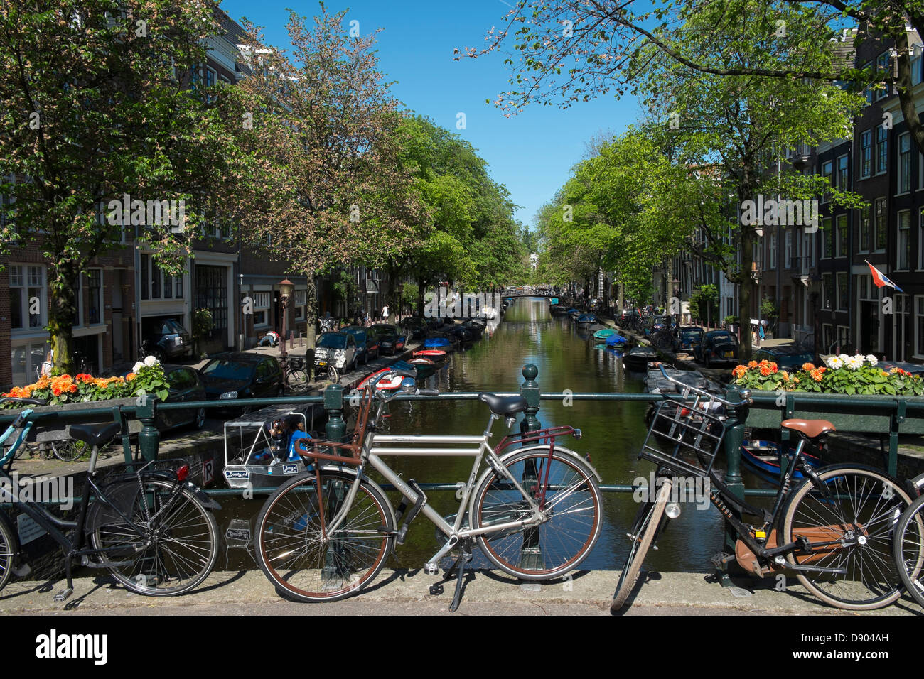 Paesi Bassi, Amsterdam, canal scena vicino Westerkerk nel quartiere Jordaan Foto Stock