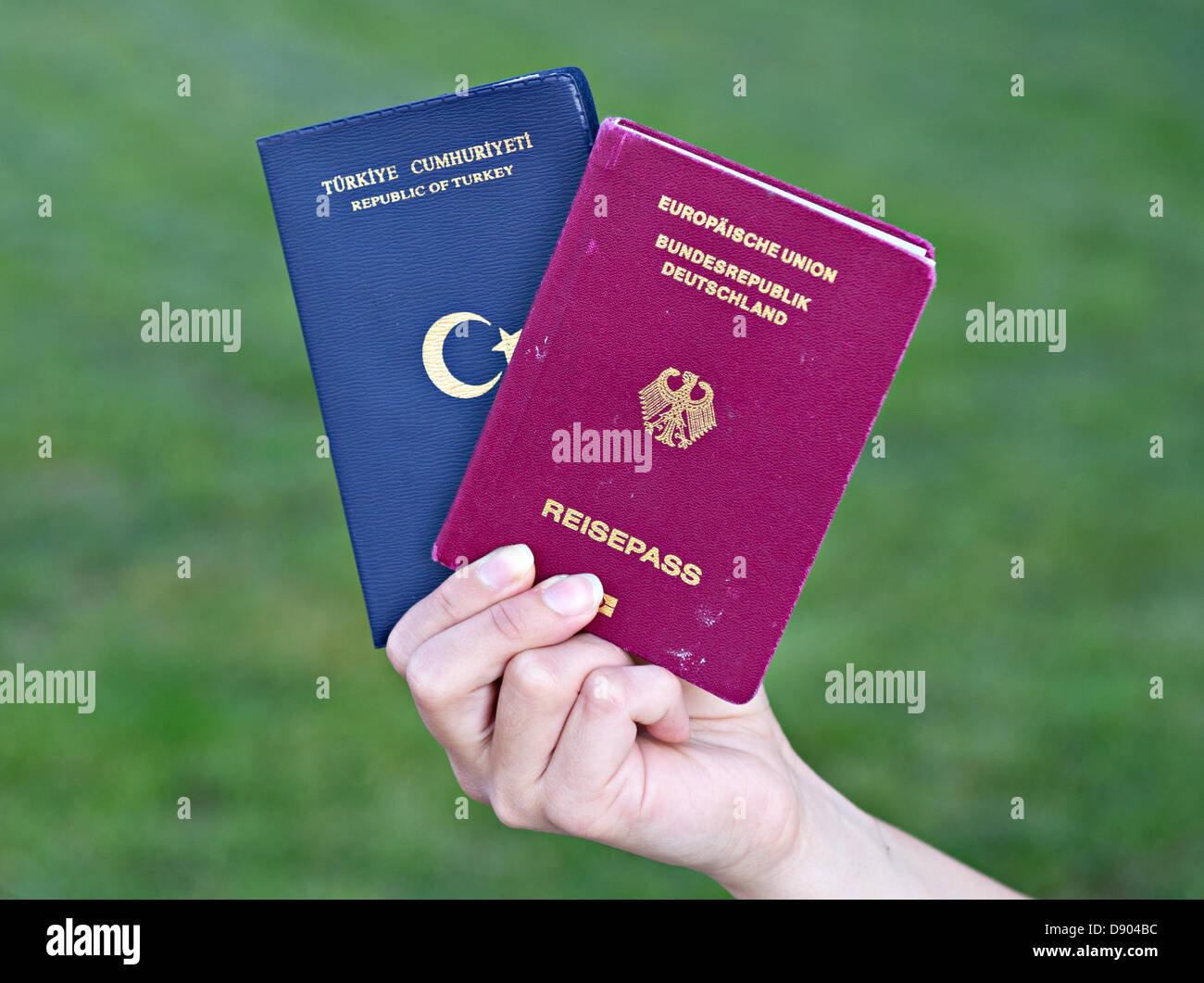 Illustrazione - uno studente un tedesco (R) e un passaporto turco di Stoccarda, Germania, 07 giugno 2013. Poco prima di una riunione del parlamento federale (Bundesrat) sulla questione della doppia cittadinanza, il Baden-Wuerttemberg il Ministro dell Economia ha parlato per la concessione di persone con background straniero dual cittadinanze. Foto: BERND WEISSBROD Foto Stock