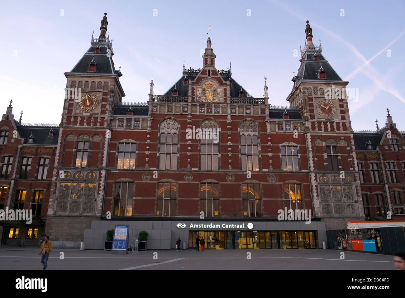 Paesi Bassi, Amsterdam Centraal Station al crepuscolo Foto Stock