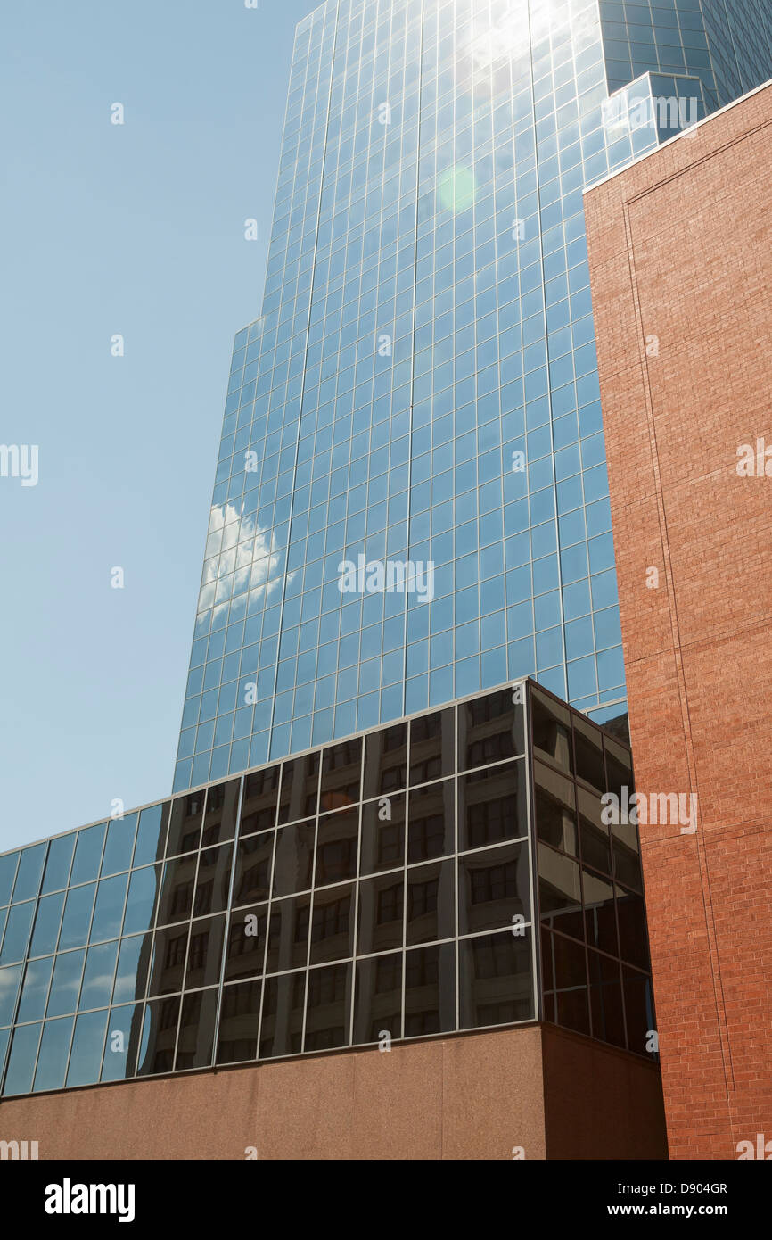 Il cielo e la luce del sole riflessa da un grattacielo, Little Rock, AR Foto Stock
