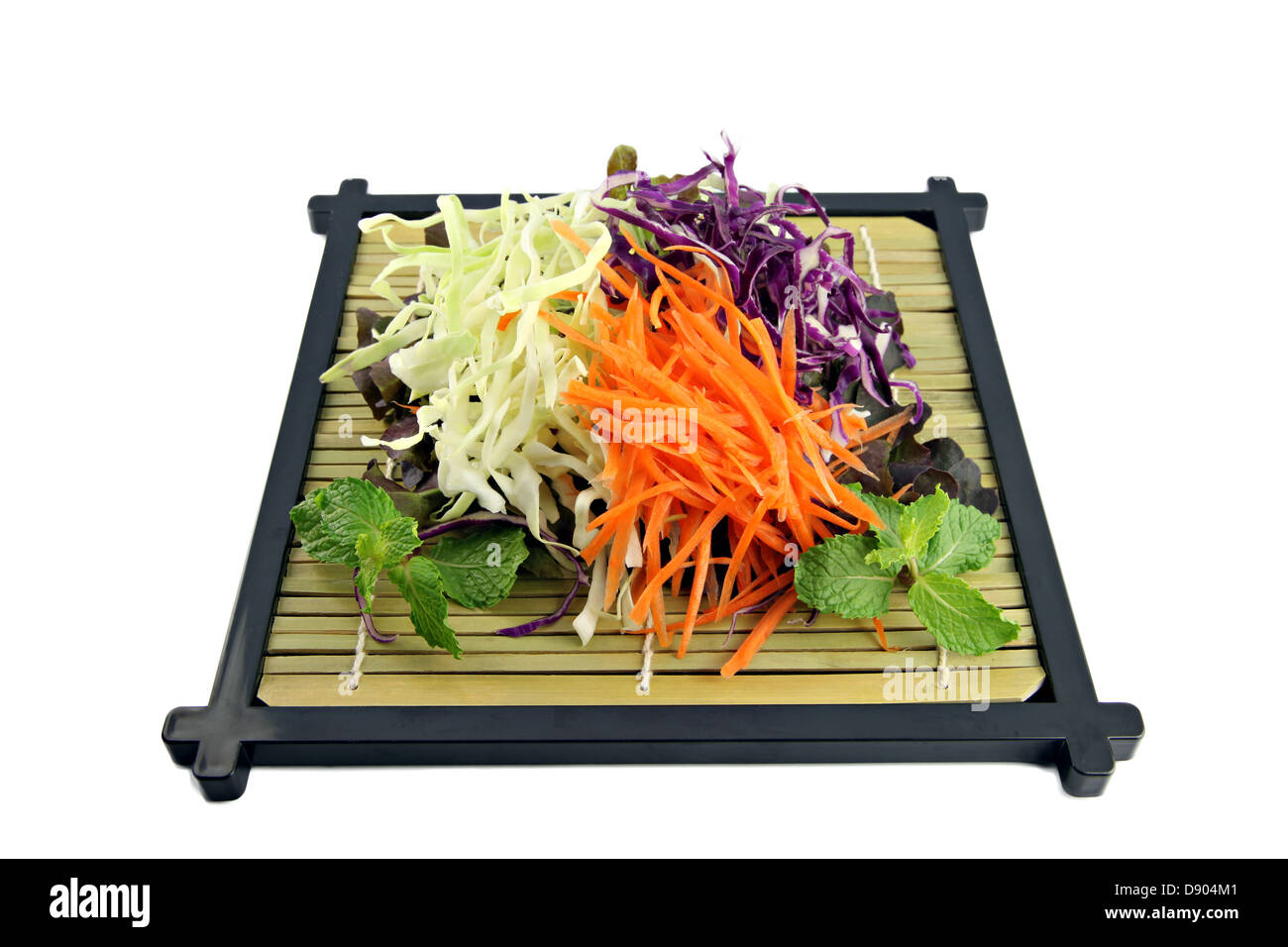 Le carote e il cavolo mescolare nel piatto sullo sfondo bianco. Foto Stock