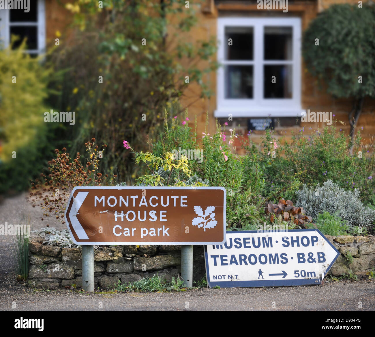 Un cartello marrone per Montacute House in Somerset REGNO UNITO Foto Stock