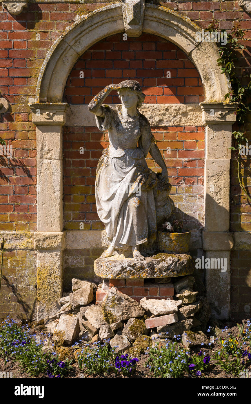 Il XIX secolo pastorella la scultura di Giovanni Tommaso a Somerleyton Hall, Suffolk REGNO UNITO. Foto Stock