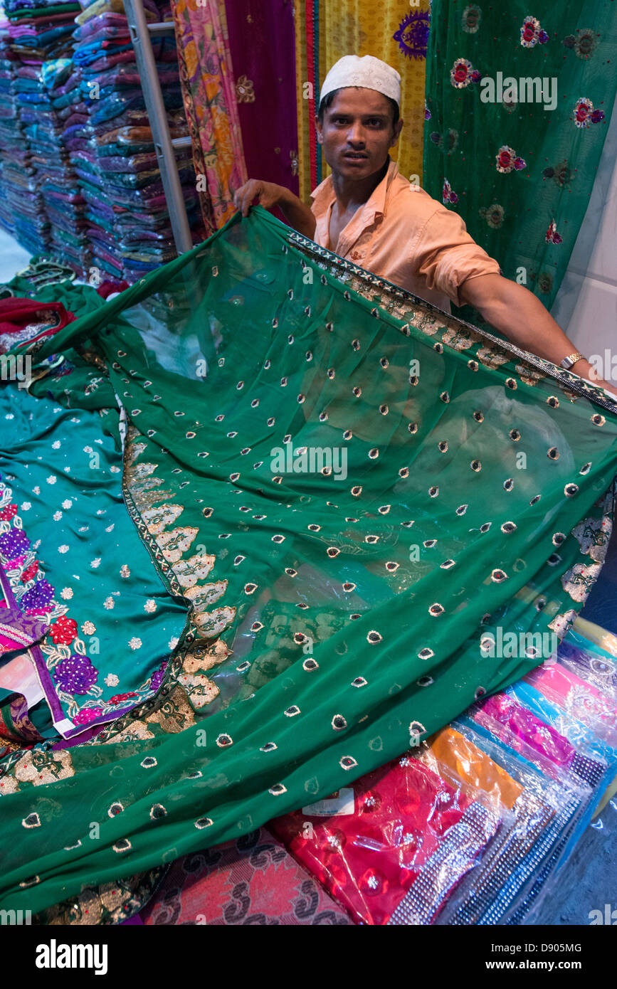 Il trasportatore si mette in mostra la sua merce in un mercato di Vecchia Delhi, India Foto Stock