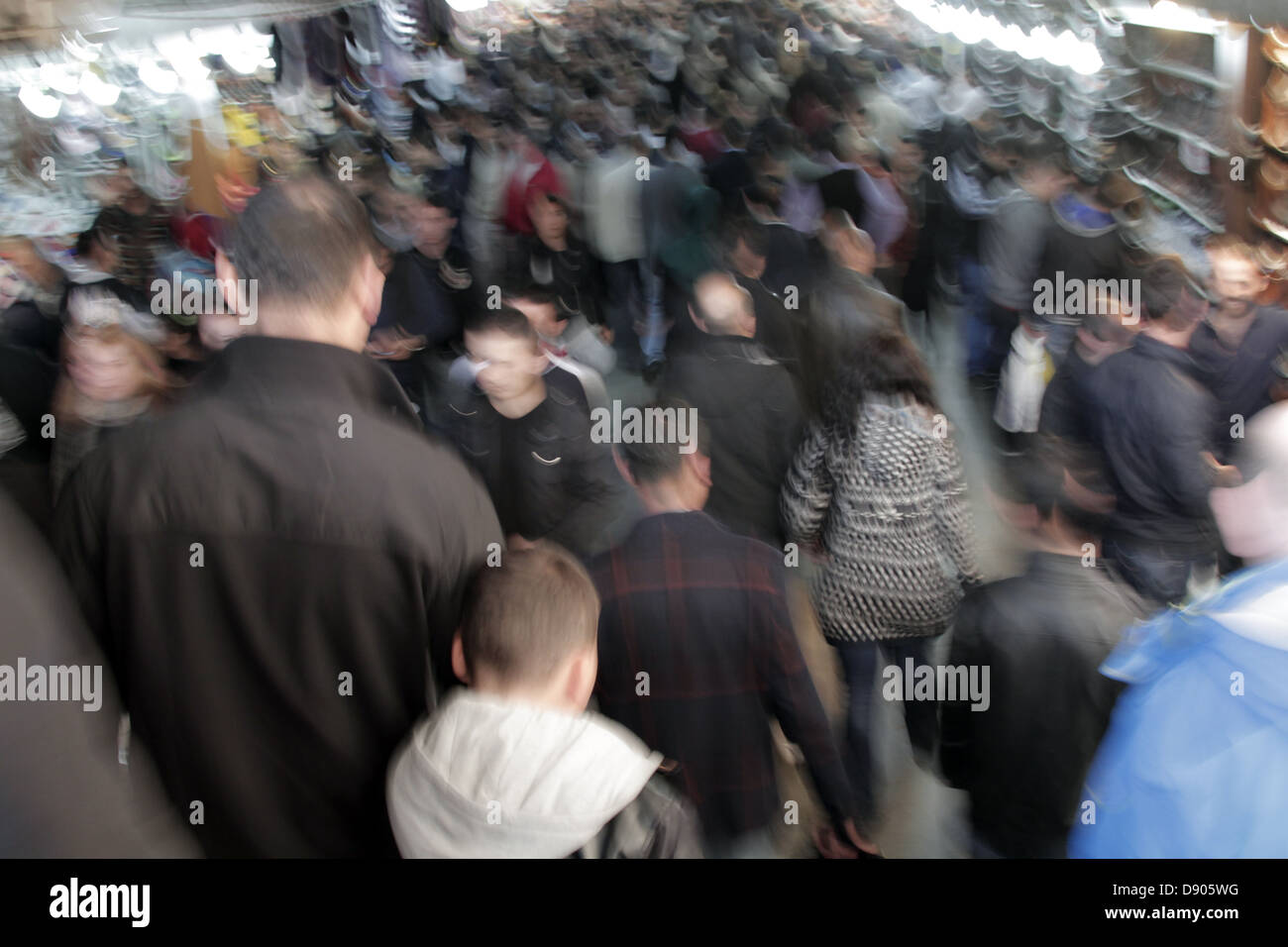 La folla di persone in movimento EMINONU Istanbul Turchia 11 Novembre 2012 Foto Stock