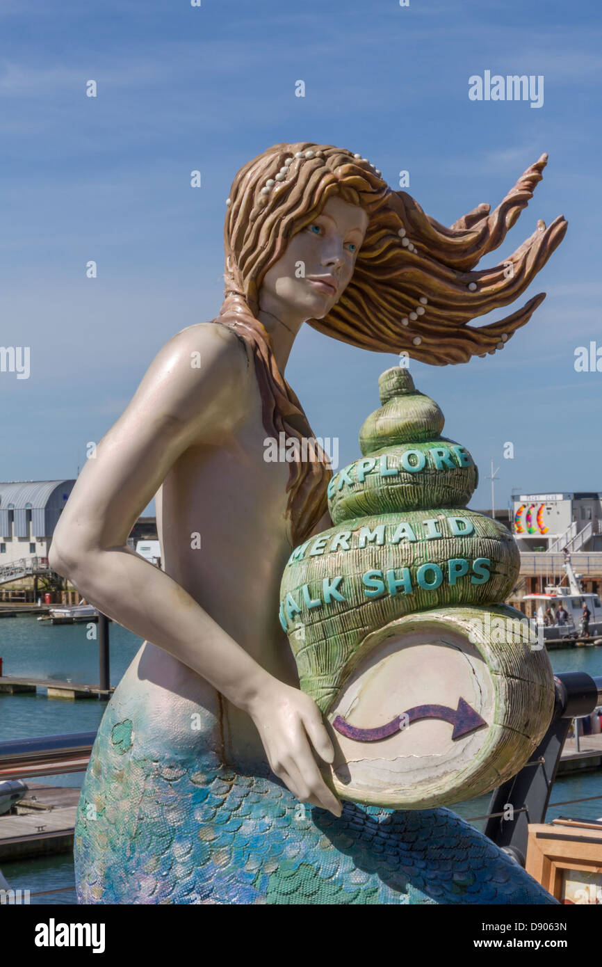 Inghilterra Sussex Brighton Marina, Mermaid modo Foto Stock