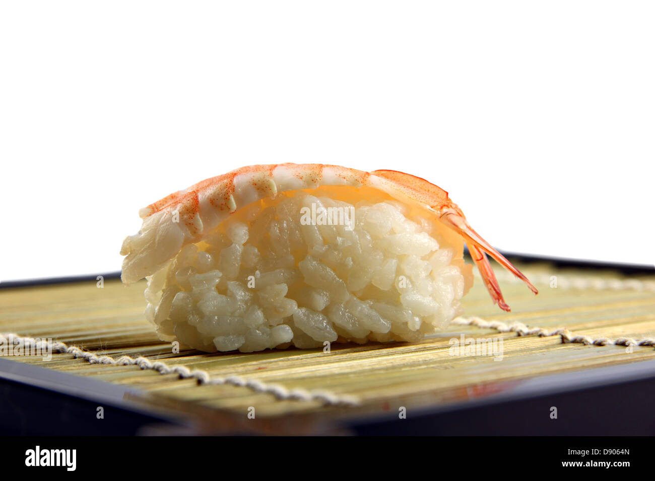 Il Sushi di gamberi sul piatto in vista laterale. Foto Stock