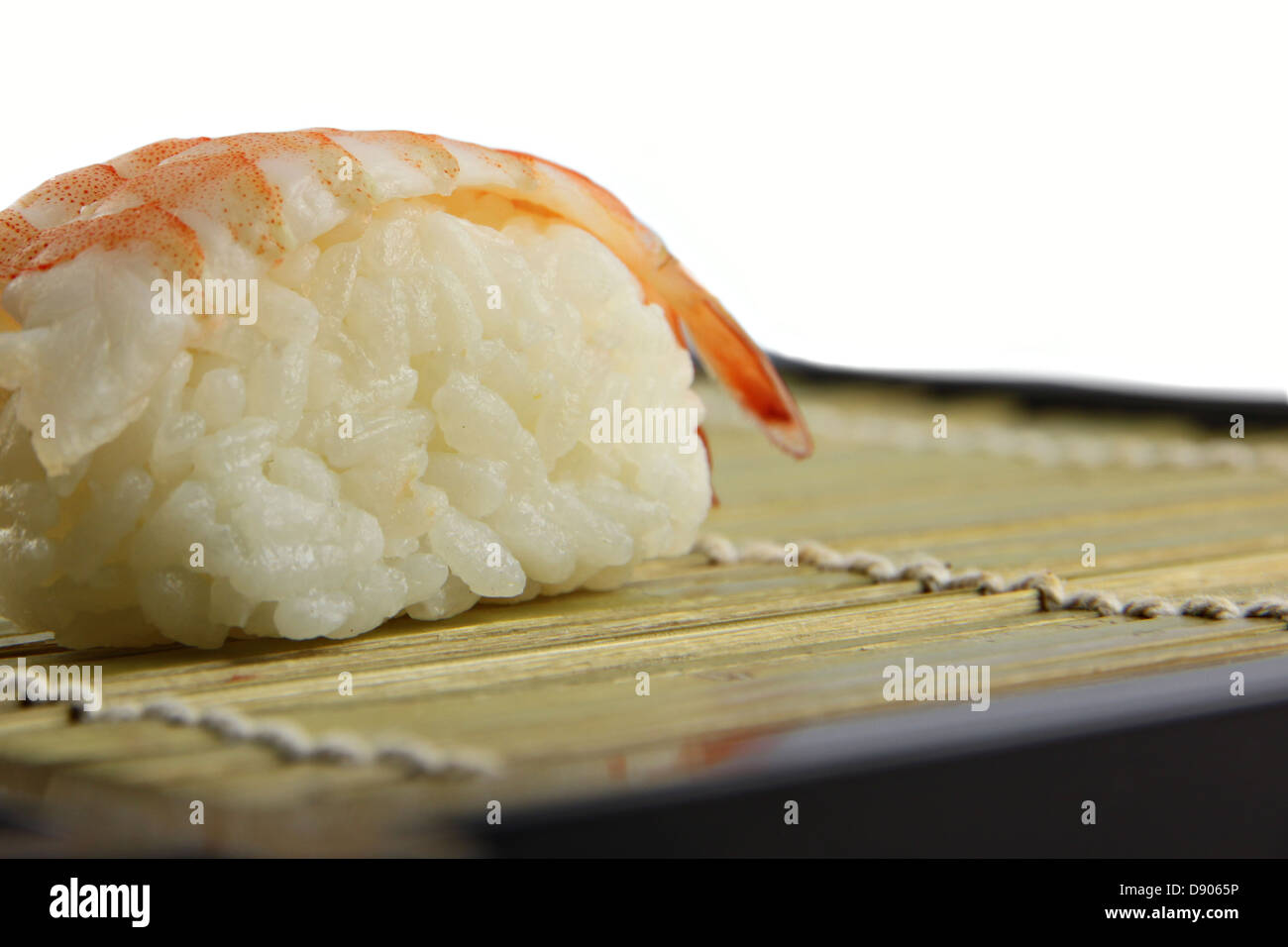 Il Sushi di gamberi sul piatto in vista laterale. Foto Stock