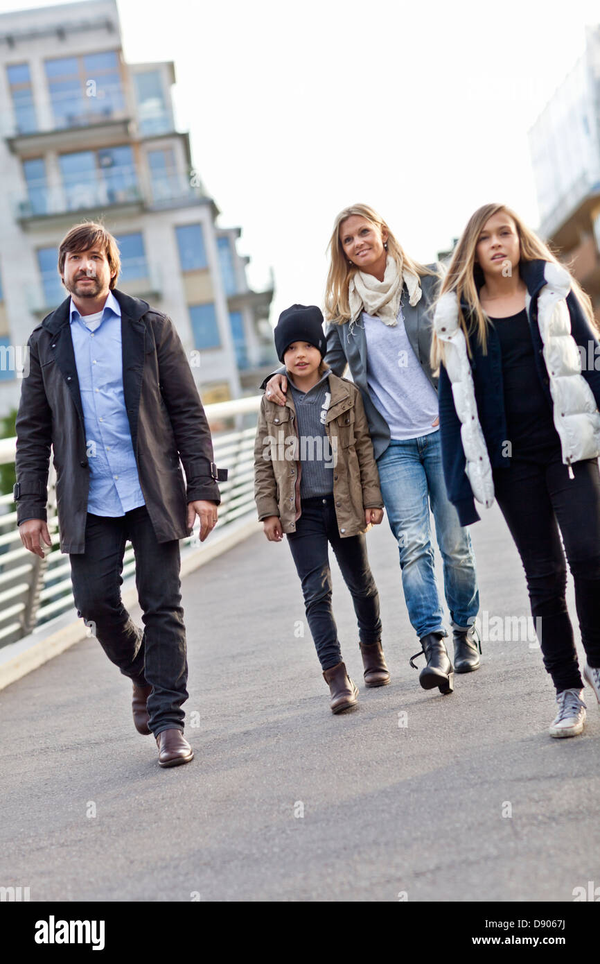 Famiglia con due bambini camminando sulla passerella Foto Stock
