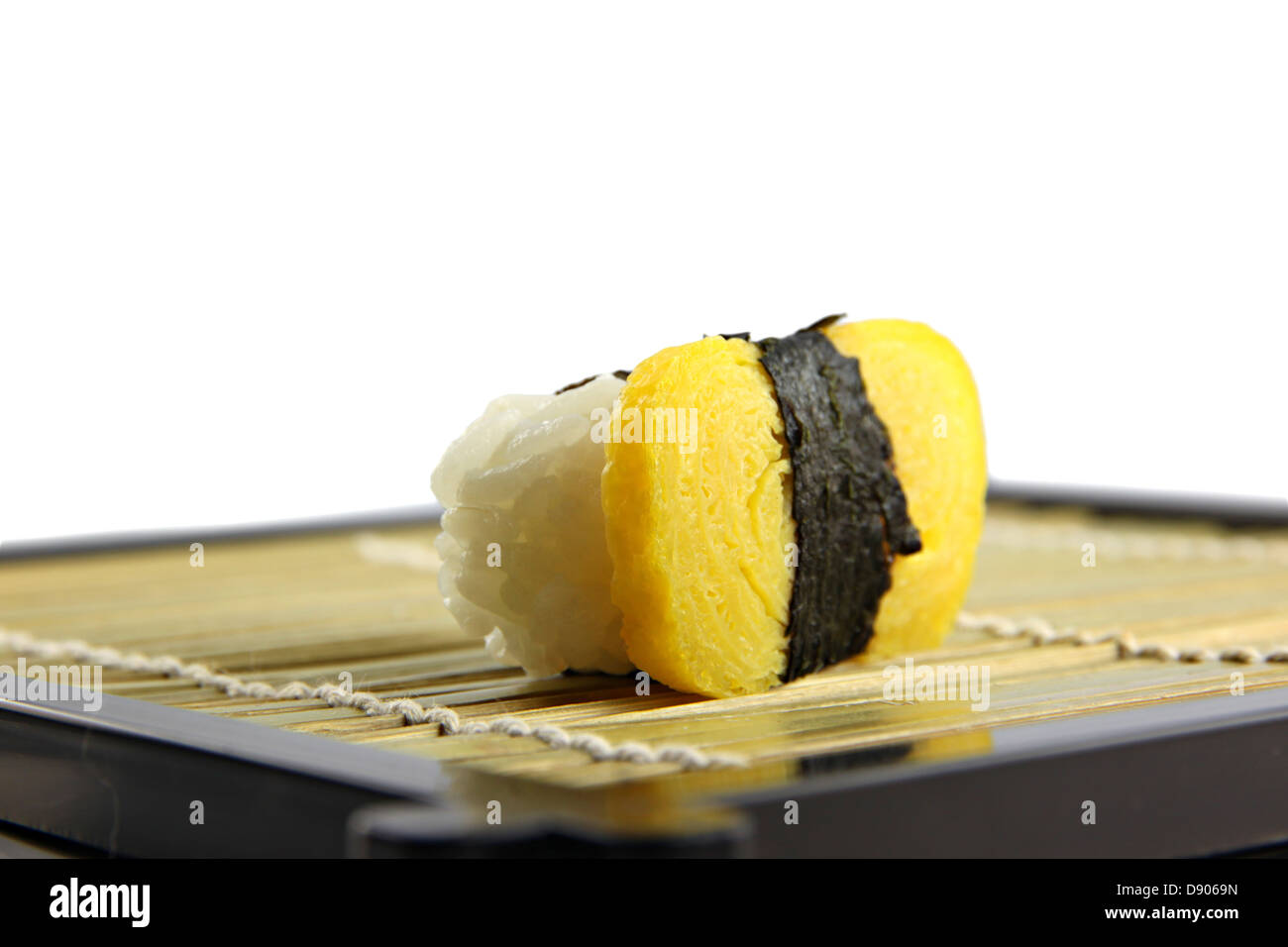Il Dolce uovo Sushi sul piatto in vista laterale. Foto Stock