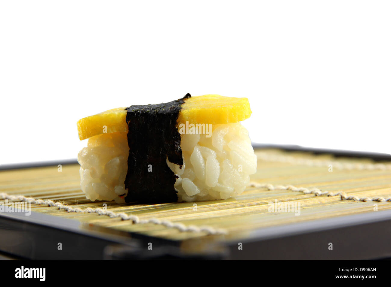 Il Dolce uovo Sushi sul piatto in vista laterale. Foto Stock