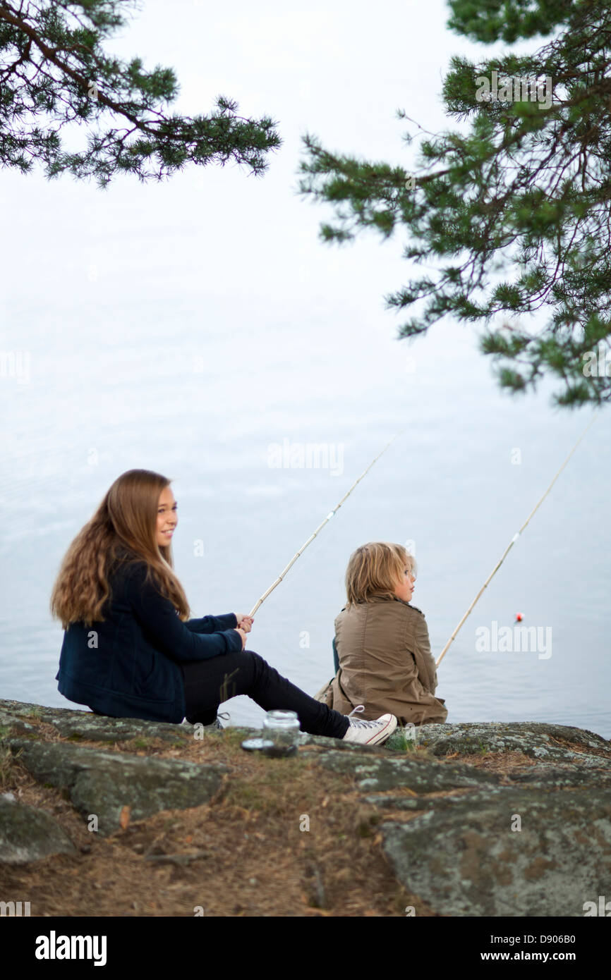 Sorella e fratello la pesca sul lago Foto Stock