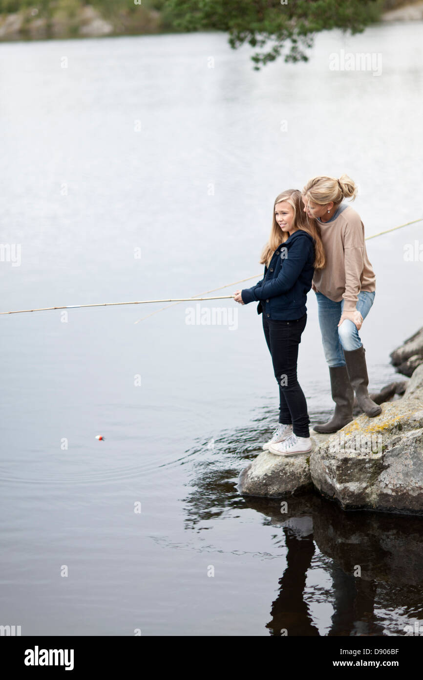 La figlia e la madre la pesca sul lago Foto Stock