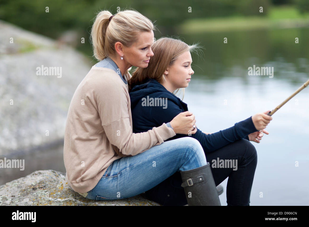 La figlia e la madre la pesca sul lago Foto Stock