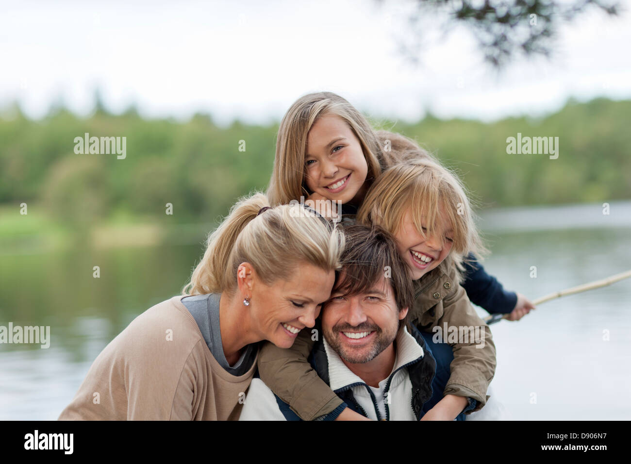 I genitori e i due bambini di incollaggio Foto Stock