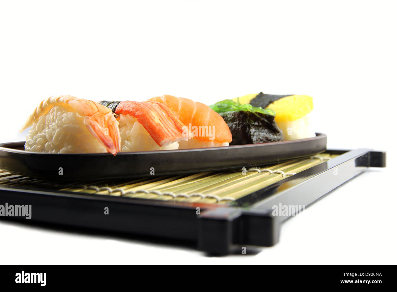 I frutti di mare Sushi sul piatto in vista laterale. Foto Stock