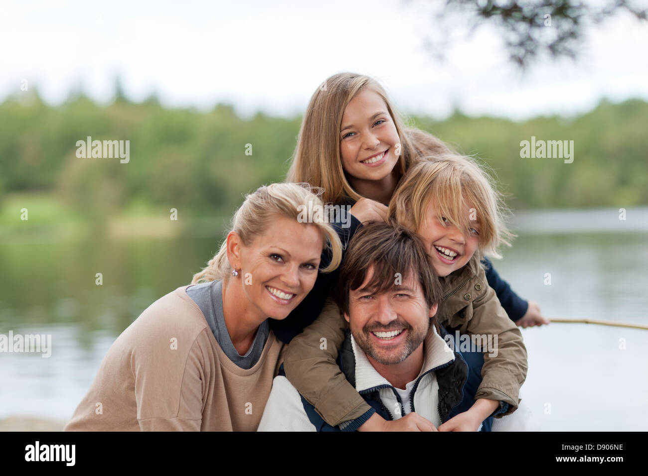 I genitori e i due bambini di incollaggio Foto Stock
