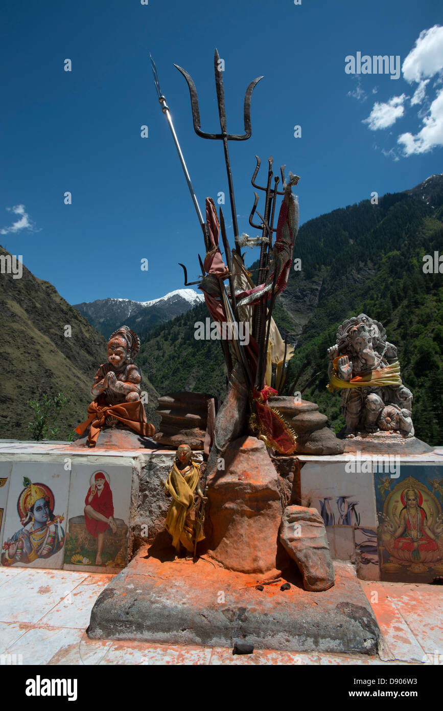 Santuari e templi indù dio Shiva abbondano nell'Himalayan Budhil valle di Himachal Pradesh, India Foto Stock